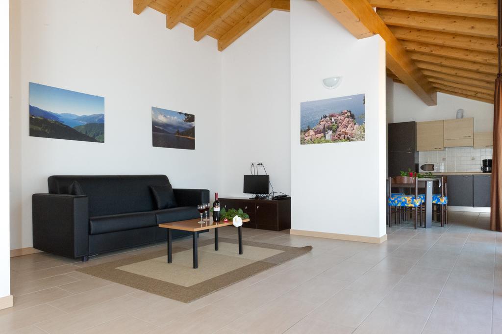 Residence Le Azalee & Spa Vercana Room photo