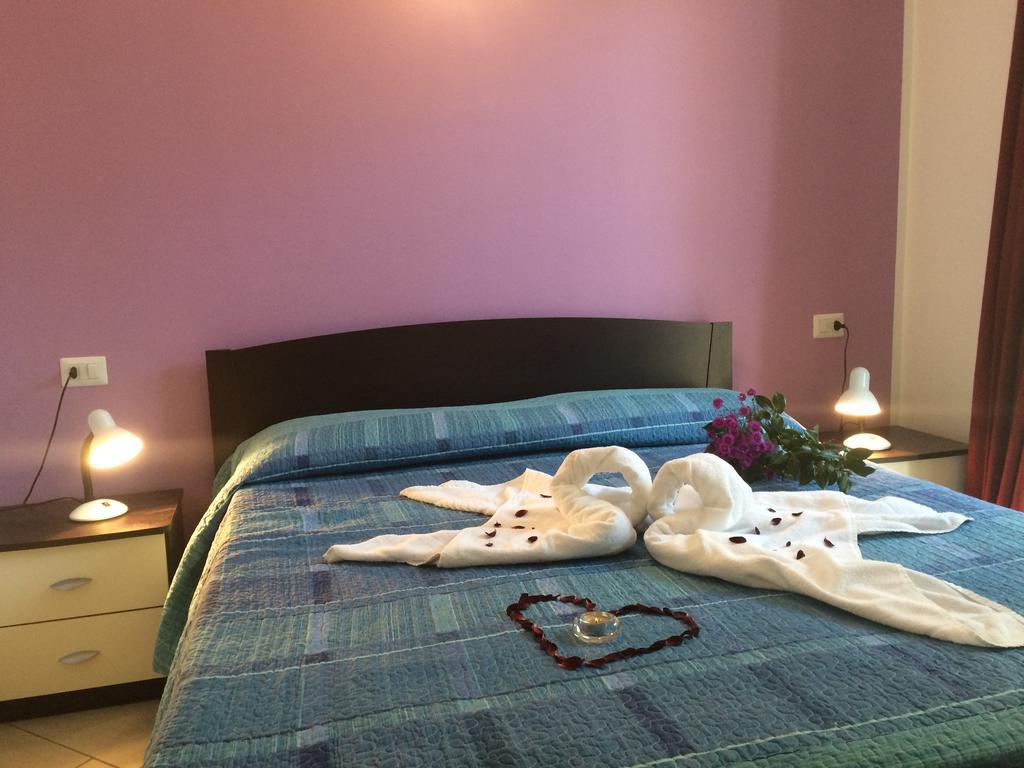 Residence Le Azalee & Spa Vercana Room photo