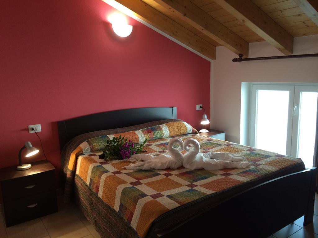 Residence Le Azalee & Spa Vercana Room photo