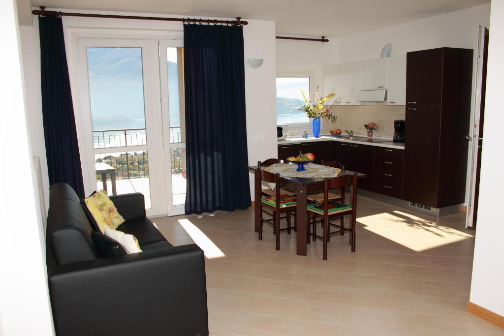 Residence Le Azalee & Spa Vercana Room photo